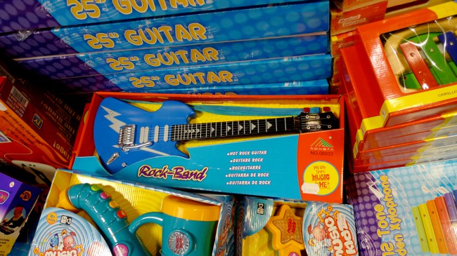 plastic_guitar_by_rolfvandenbrink